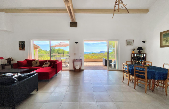 lichte woonkamer villa met uitzicht op zee