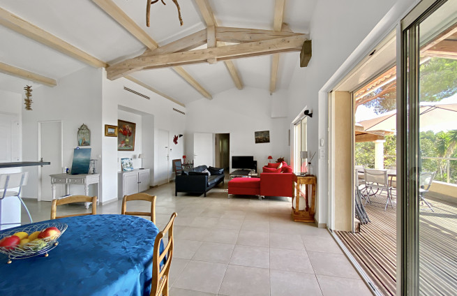 salon-sejour-poutres-apparentes