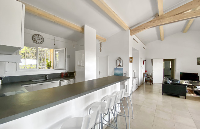 cuisine-ouverte-sur-terrasse-vue-mer