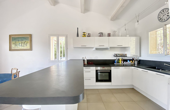 American-style, fully equipped kitchen and dining room