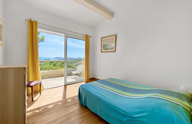 wakker worden-slaapkamer-boven-la-croix-valmer-uitzicht-op-zee