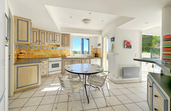 cuisine-vue-mer-lumineuse-villa-croix-valmer