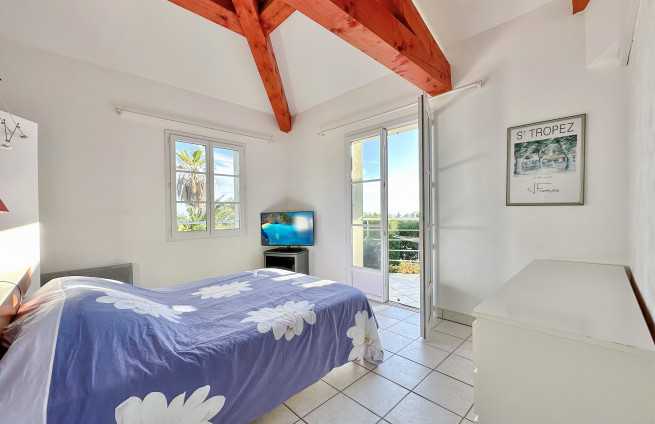 chambre-parentale-vue-mer-reveil-croix-valmer