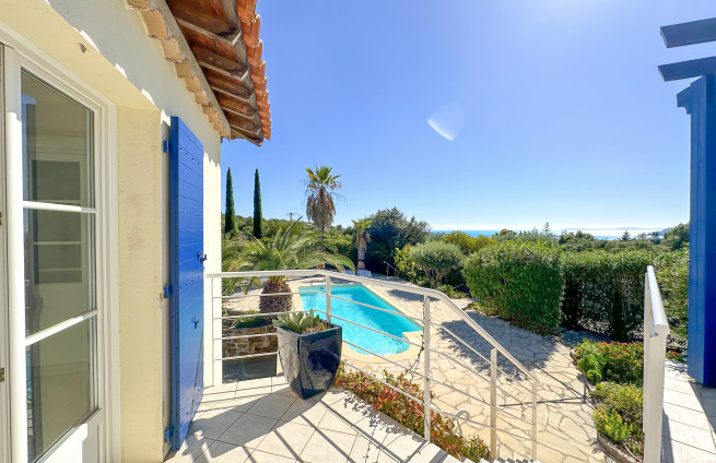 Panoramisch terras met uitzicht op zee - Gouden Eilanden