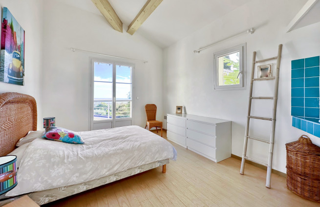 Slaapkamer op de bovenverdieping met uitzicht op zee - villa in La Croix-Valmer