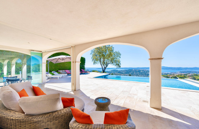 covered terrace with panoramic sea view in Sainte-Maxime