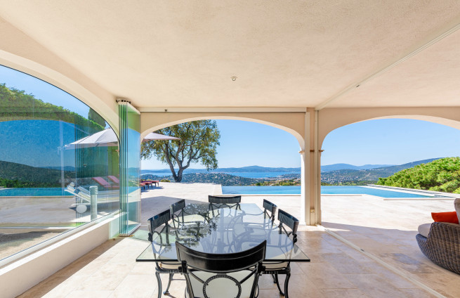 covered terrace with sea view, veranda, and barbecue in Sainte-Maxime