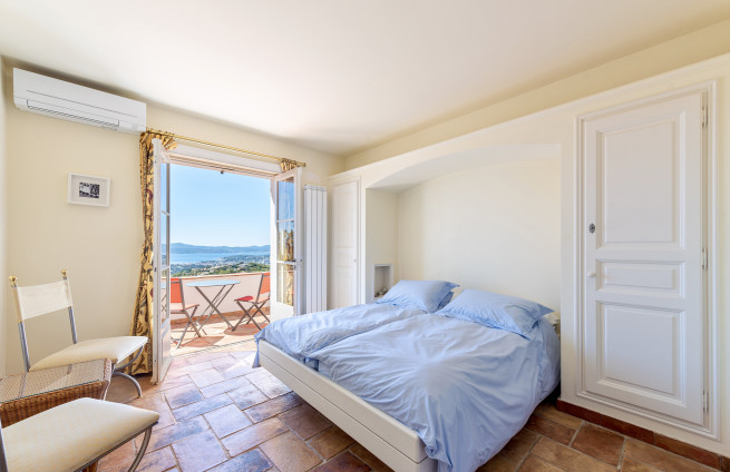 en suite bedroom, upper floor, sea view, Sainte-Maxime property