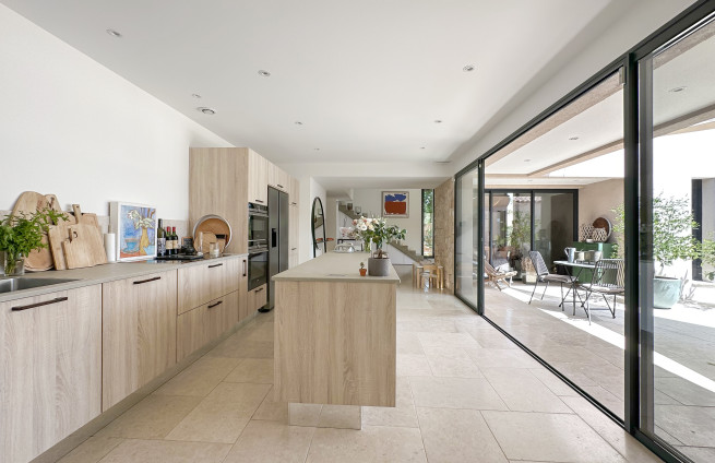 Volledig uitgeruste keuken met toegang tot het terras - Villa Grimaud