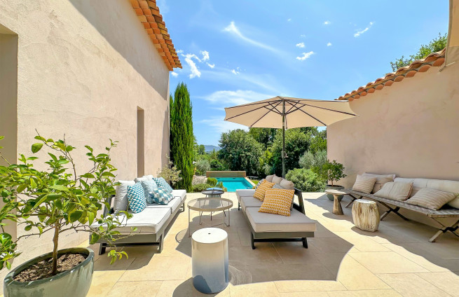 Patio-convivial-villa-familiale-Grimaud