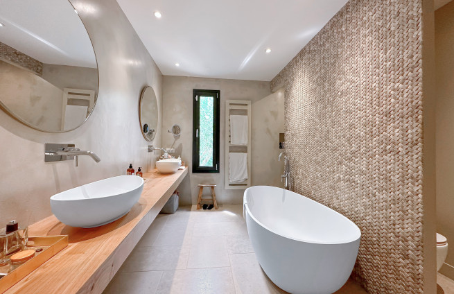 Bathroom decor with high-end materials - Villa Grimaud