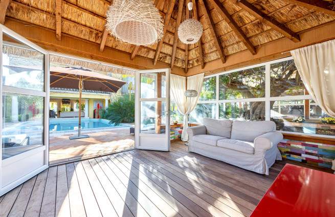 intérieur-Pool-house-luxe-villa-Gigaro