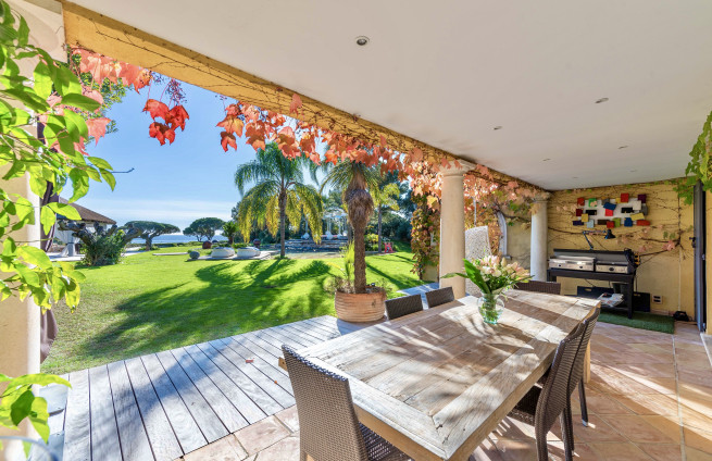 terrasse-couverte-salle-manger-vue-mer-gigaro