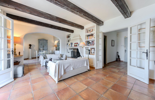 authentic-charming-mediterranean-villa-living-room