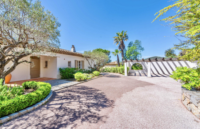 patio-entrance-carport-3-cars-villa