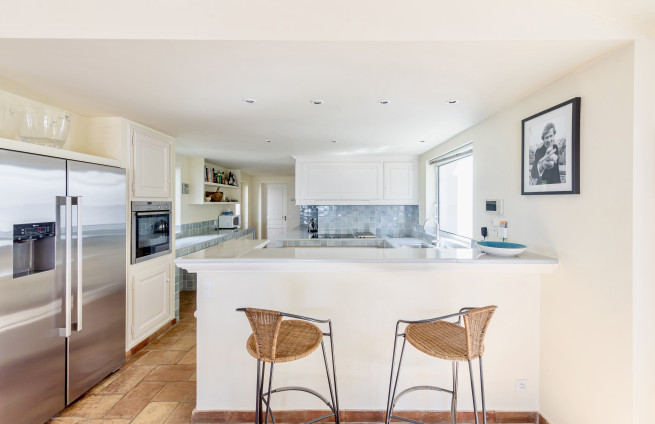 fully equipped kitchen, access to double garage