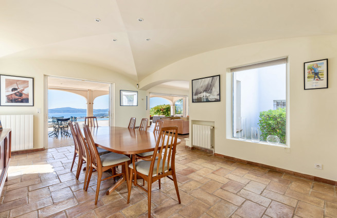 eetkamer met gewelfd plafond - villa - Sainte-Maxime - uitzicht op zee