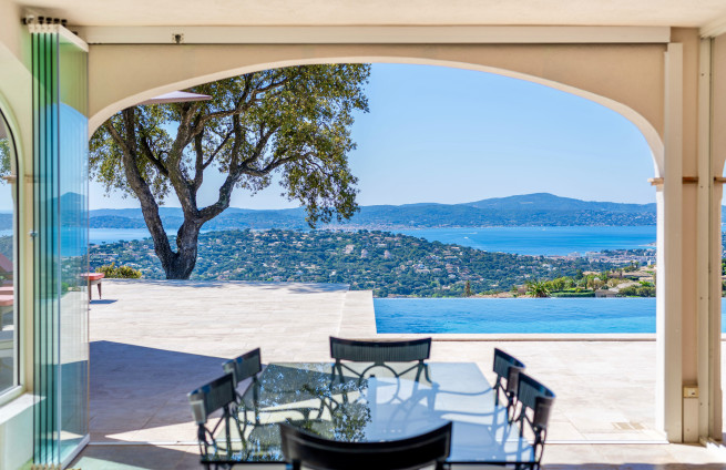 summer dining room with barbecue and sea view, villa Sainte-Maxime