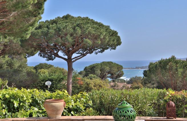 Uitzicht op zee in de baai van Nartelle, Sainte-Maxime