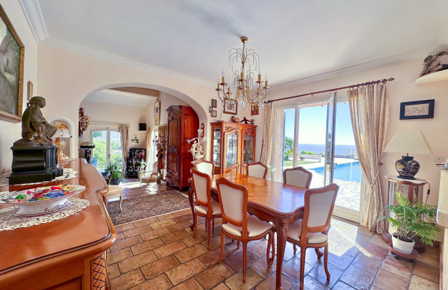 salle-manger-lumineuse-vue-mer-provencal