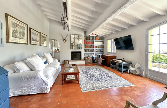 living room with fireplace and beams - villa in La Croix-Valmer