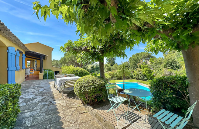 terrasse-villa-proche-village-la-croix-valmer