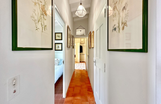 charming-cozy-hallway-decoration-la-croix-valmer