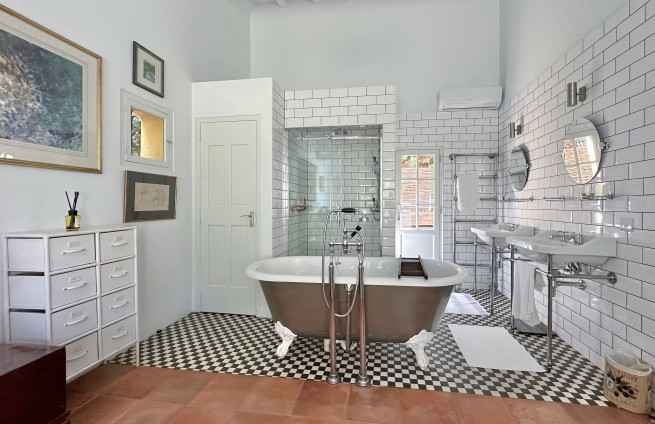 master bathroom - villa la croix valmer