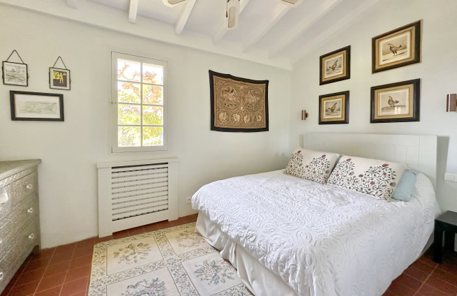 guest room-villa-for-sale-la-croix-valmer