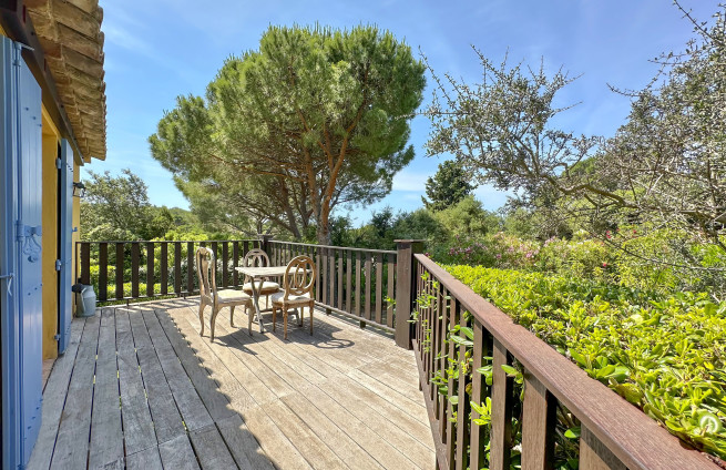 suspended terrace with a view of the gulf and sea in La Croix-Valmer