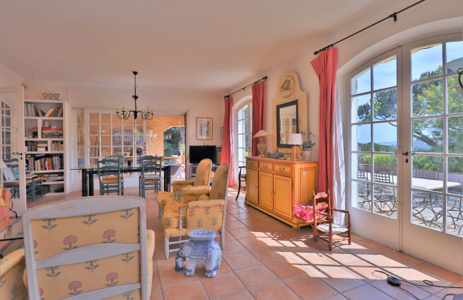 Bright living room with fireplace - Provençal style - villa - Sainte-Maxime
