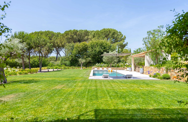 jardin-paysager-architecte-terrain-plat-villa-securisee-cote-azur
