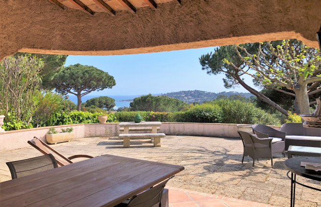 Terrasse-ensoleillée-vue-mer-la-Nartelle