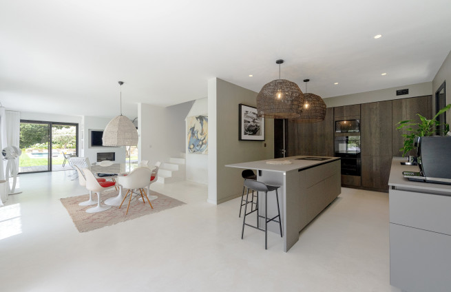 cuisine-equipée-miele-ile-centrale-arriere-cuisine-maison-haut-de-gamme-var