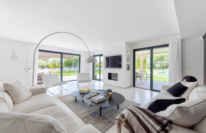 living room with fireplace, opening onto a terrace, Grimaud real estate