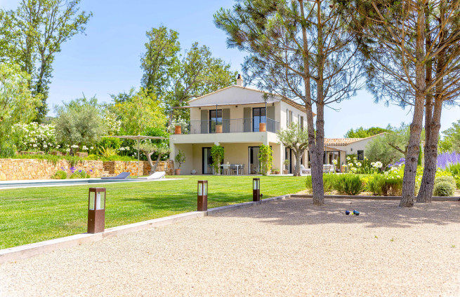 boulodrome-été-vacances-pétanque-maison-grimaud