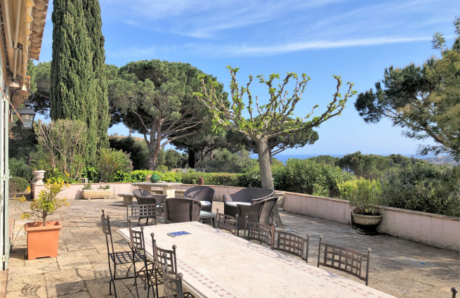 sunny terrace with sea view - Domaine Nartelle