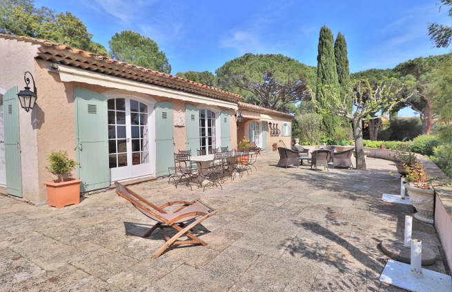 Zonnig terras met barbecue - Domaine Nartelle