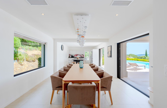 espace-repas-lumineux-villa-haut-de-gamme-sainte-maxime