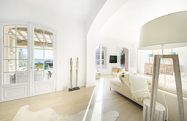 bright living-dining-room-stone-property-Grimaud