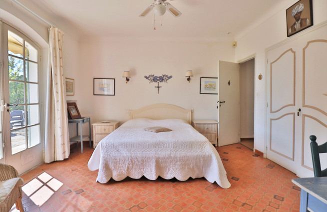 3 bedrooms in the main house, 4 separate bedrooms