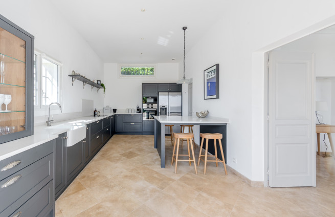 Fully equipped kitchen, back kitchen, property, semaphore