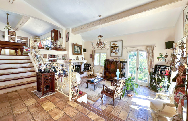 Salon-avec-cheminée-charme-var-sainte-maxime