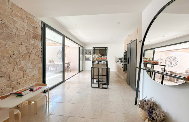 volledig uitgeruste keuken, moderne villa, terras, toegang