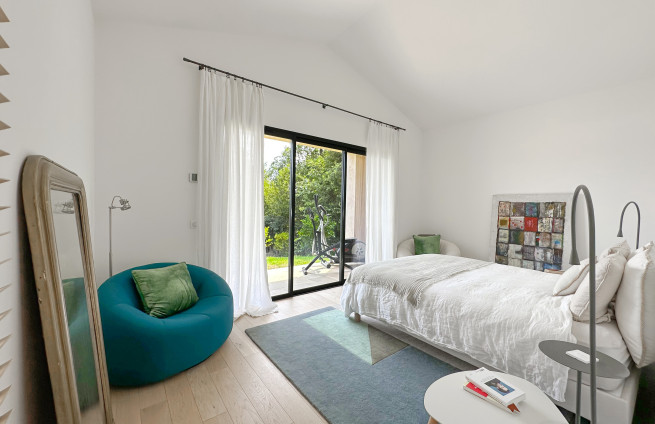 Luxe villa met master suite en uitzicht op de tuin.