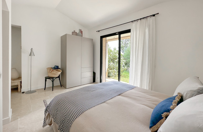 chambre-suite-villa-grimaud-salle-deau-privée