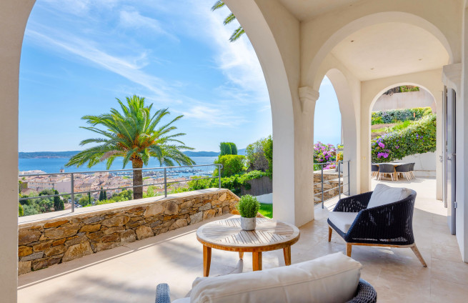 salle-a-manger-terrasse-couverte-vue-mer