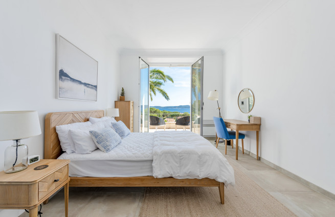 chambre-vue-mer-reveil-saint-tropez