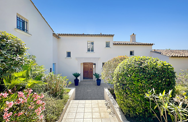 ingang-villa-grimaud-patio-architect-landgoed-met-beheerder