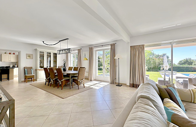 salle-a-manger-villa-grimaud-pergola-vue-jardin-domaine